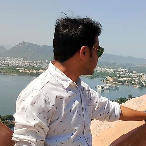 सब खामोश है यहाँ,  कोई आवाज नहीं करता,  सच बोलकर कोई किसीको,  नाराज नहीं करता's image