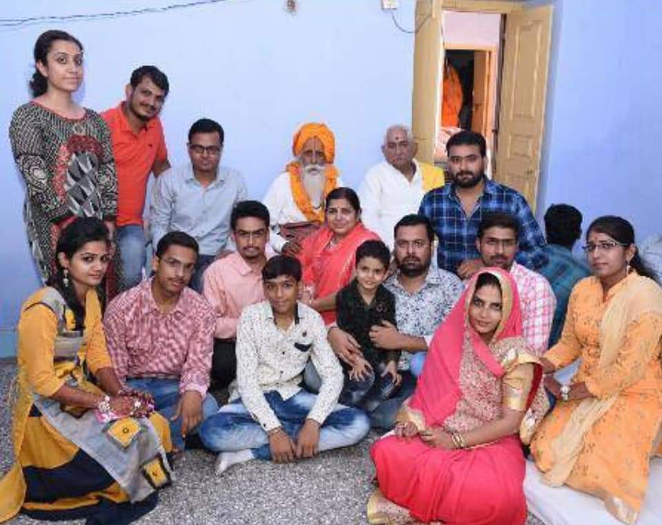 संयुक्त परिवार का महत्व।'s image