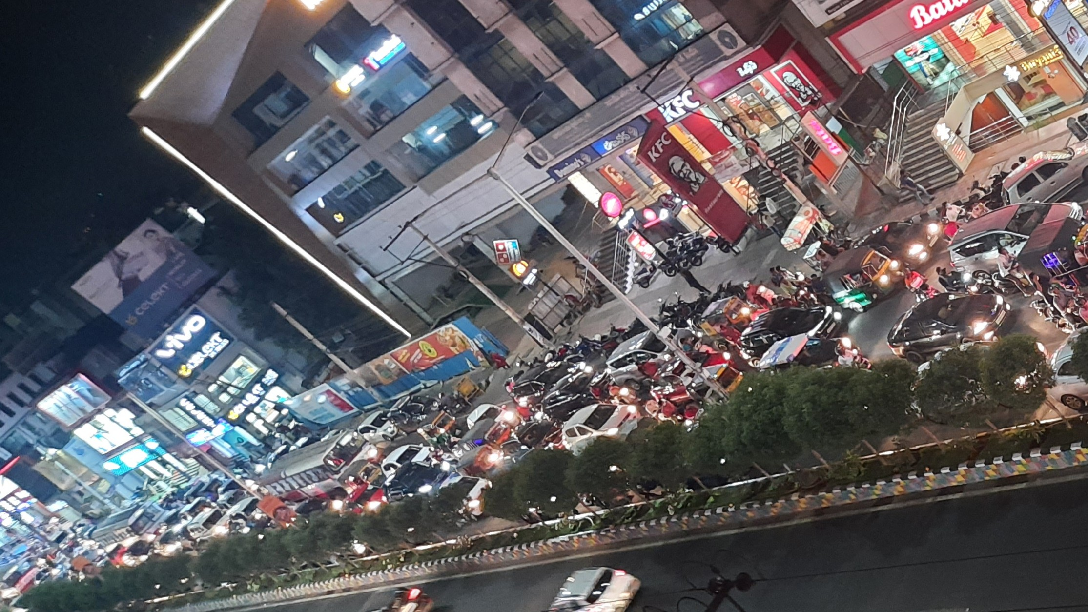 बड़ी बेचैनी है - कामिनी मोहन।'s image