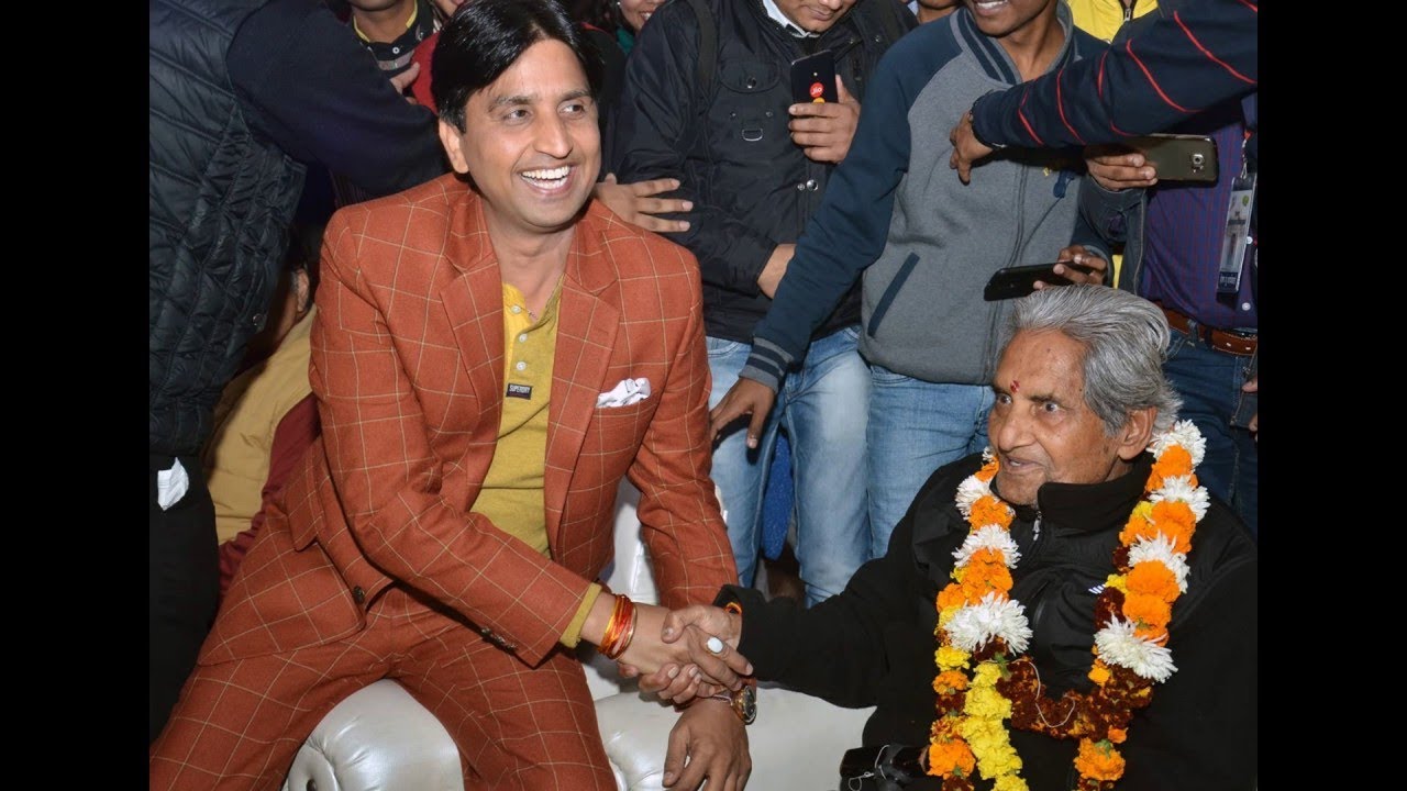गोपालदास नीरज एक सदी का इतिहास हैं. नीरज एक सेतु हैं हिंदी श्रेताओं के लिए. उन्होंने चार पीढ़ियों के साथ मंच साझा किया है | डॉ. कुमार विश्वास's image