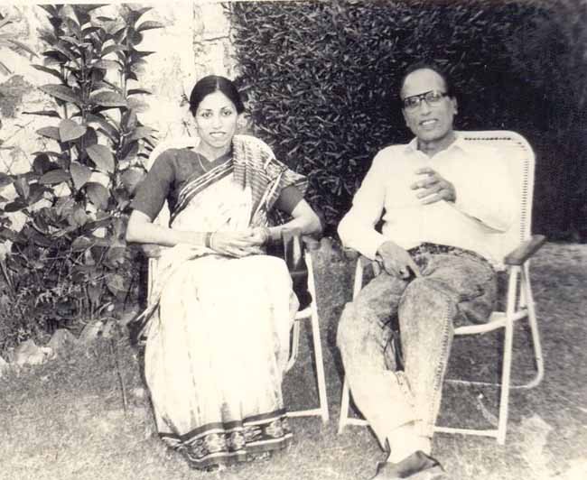 सभी से इन दिनों रूठा हुआ सा लगता हूँ — बशीर बद्र's image