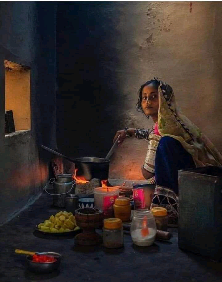 "चूल्हे में रोटी" बनाती हुई #औरतें's image